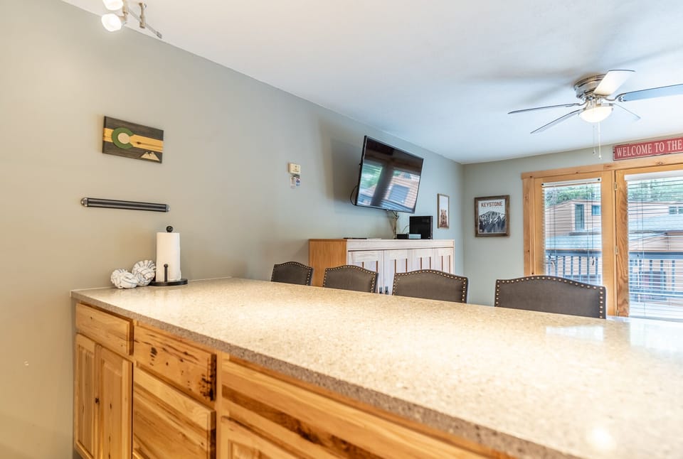 Breakfast bar with seating for four.