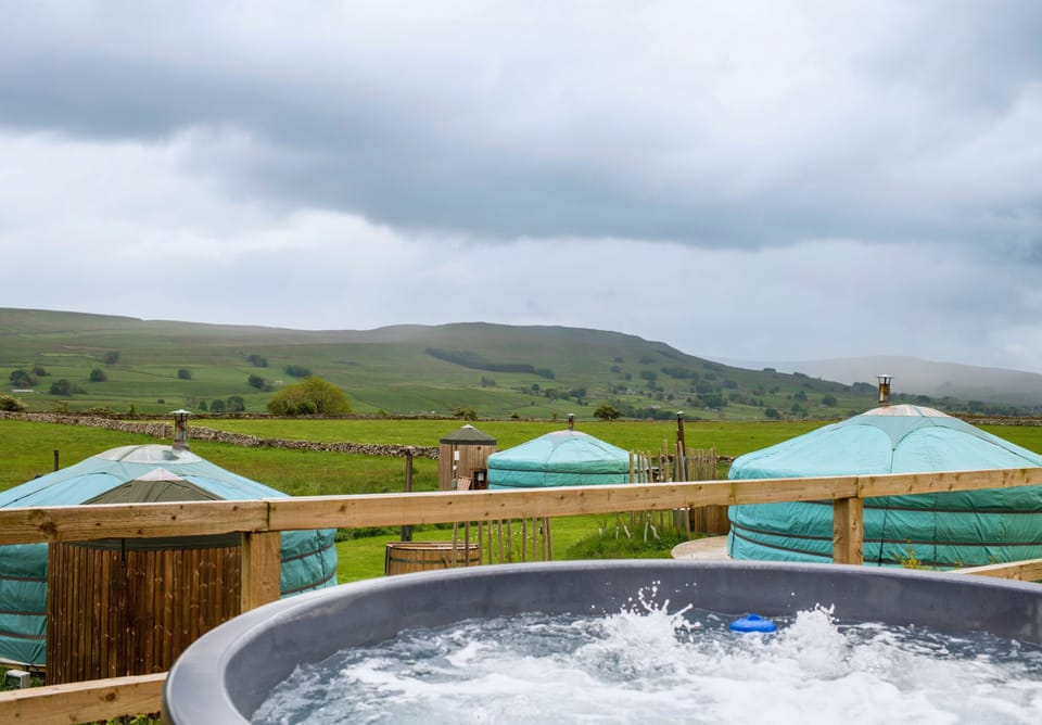Glamping with wood-fired hot tub in Yorkshire