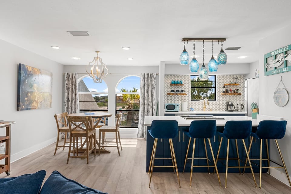 Kitchen/dining/bar area