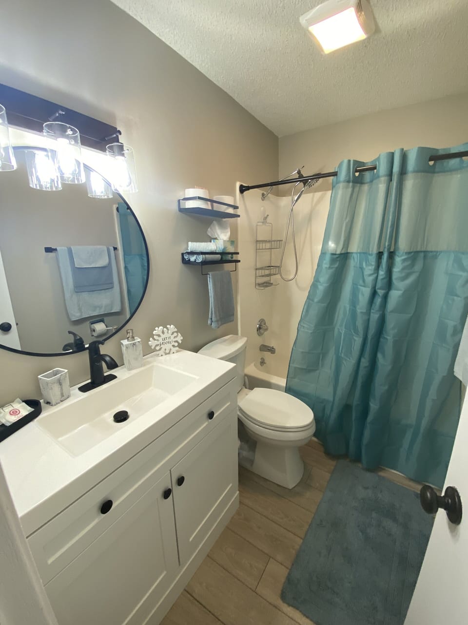 Main Bathroom 