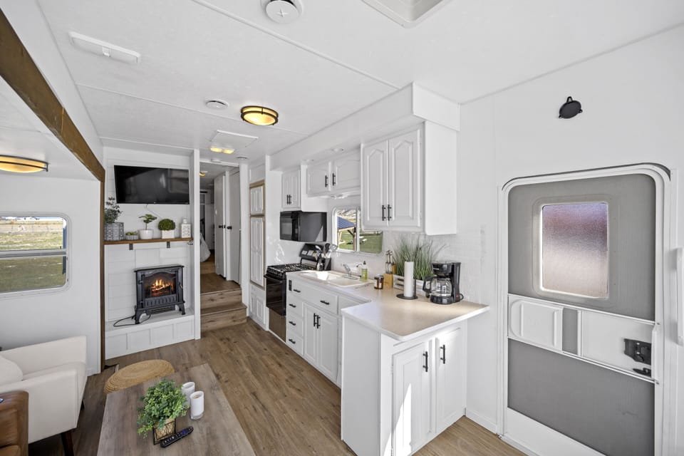 Kitchenette and beautifully decorated livingroom 