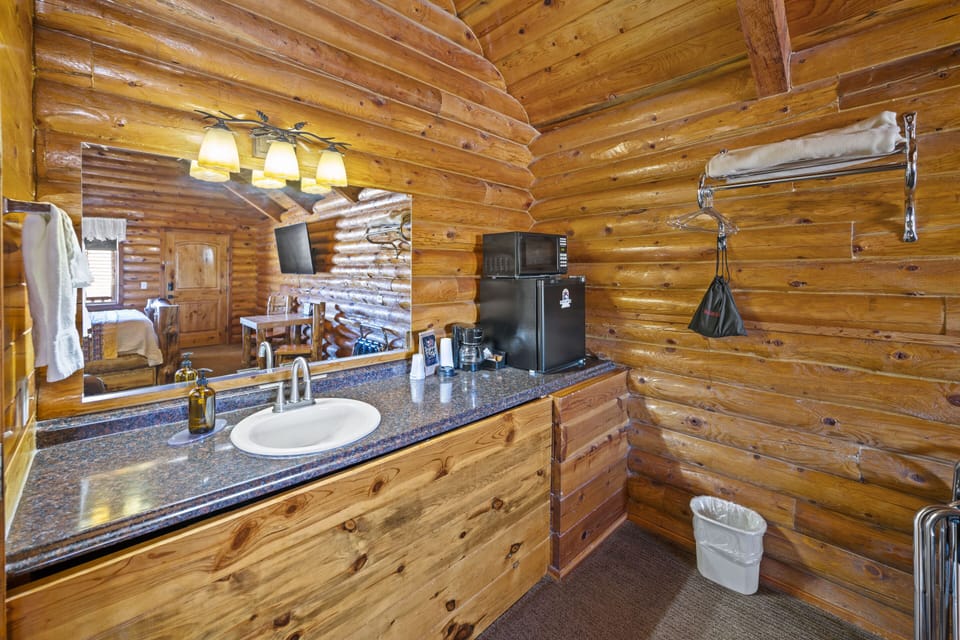 Modern Bathroom with Rustic Touches – Each cabin includes a private bathroom with a full shower, fresh towels, and all the essentials for a relaxing stay near Bryce Canyon.