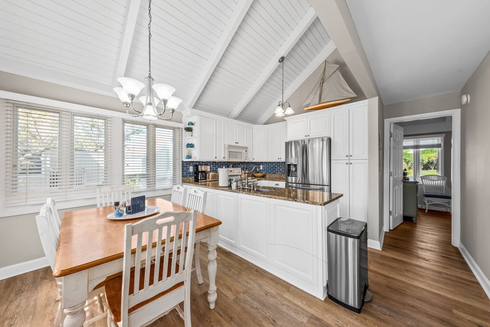 Dining for 6 people off the open kitchen.