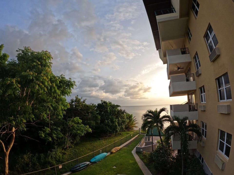 From the balcony of the apartment you can see the sunset towards the horizon of the bay with a glass of wine or a cup of coffee.
