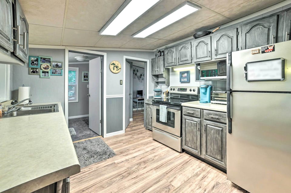 Kitchen | Blender | Cooking Basics & Spices Provided