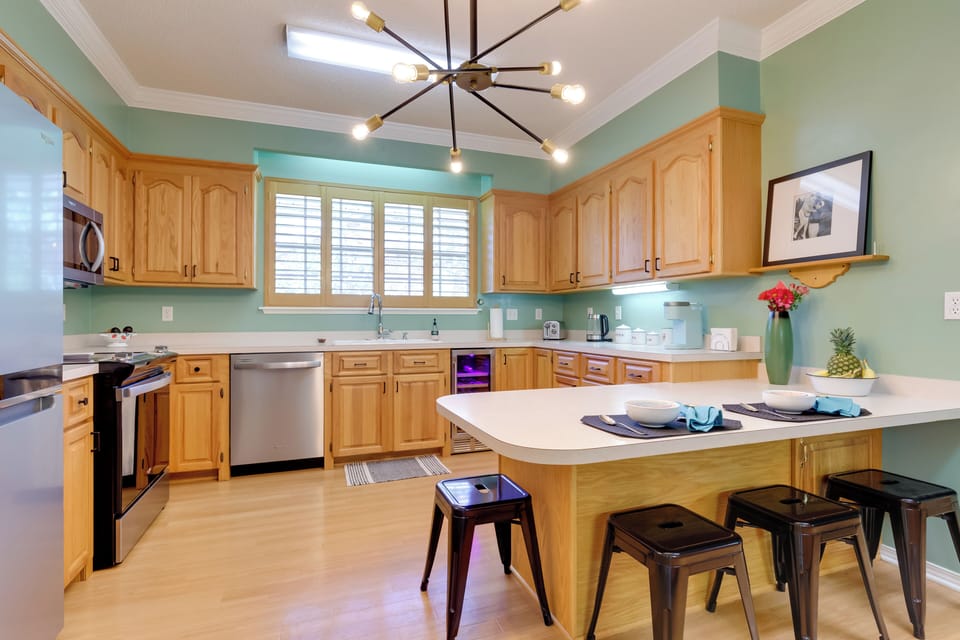 Kitchen | Fully Equipped | 4-Person Breakfast Bar | Cooking Basics & Spices