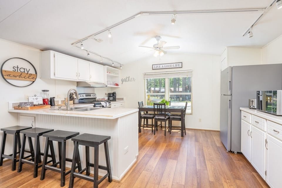 Kitchen & Breakfast area