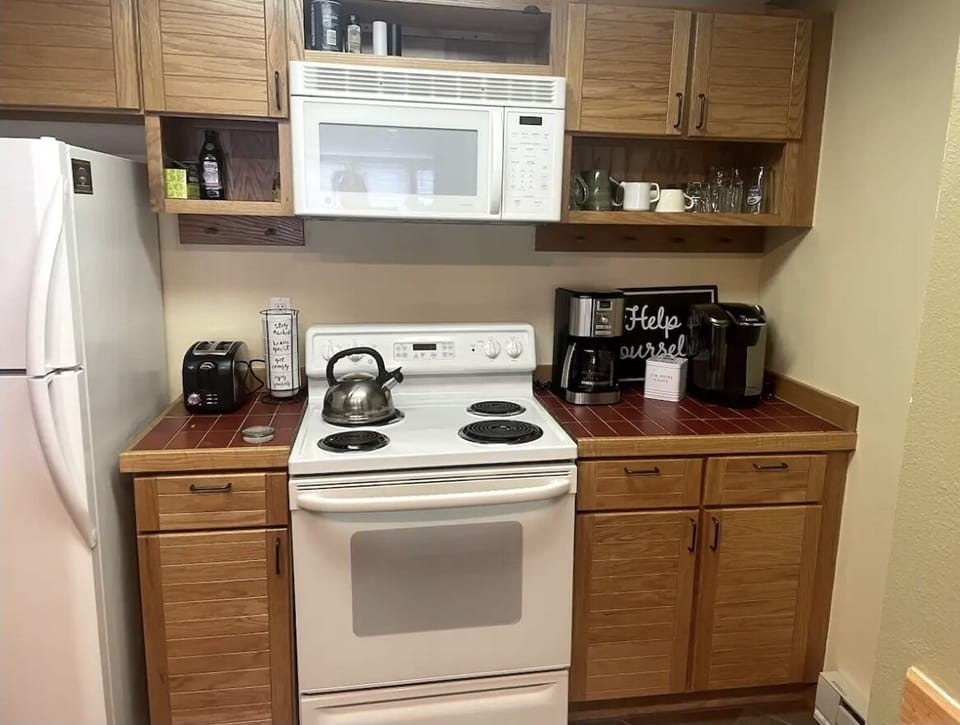 *Newly upgraded* stainless steel appliances in the kitchen. 