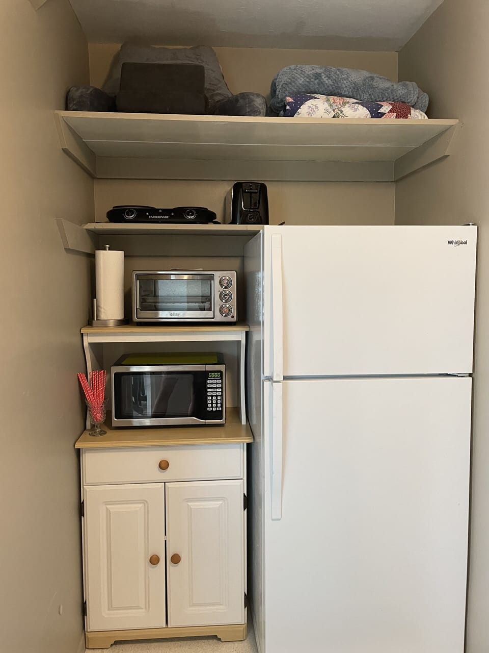 Toaster oven, toaster, microwave, blender and crockpot available