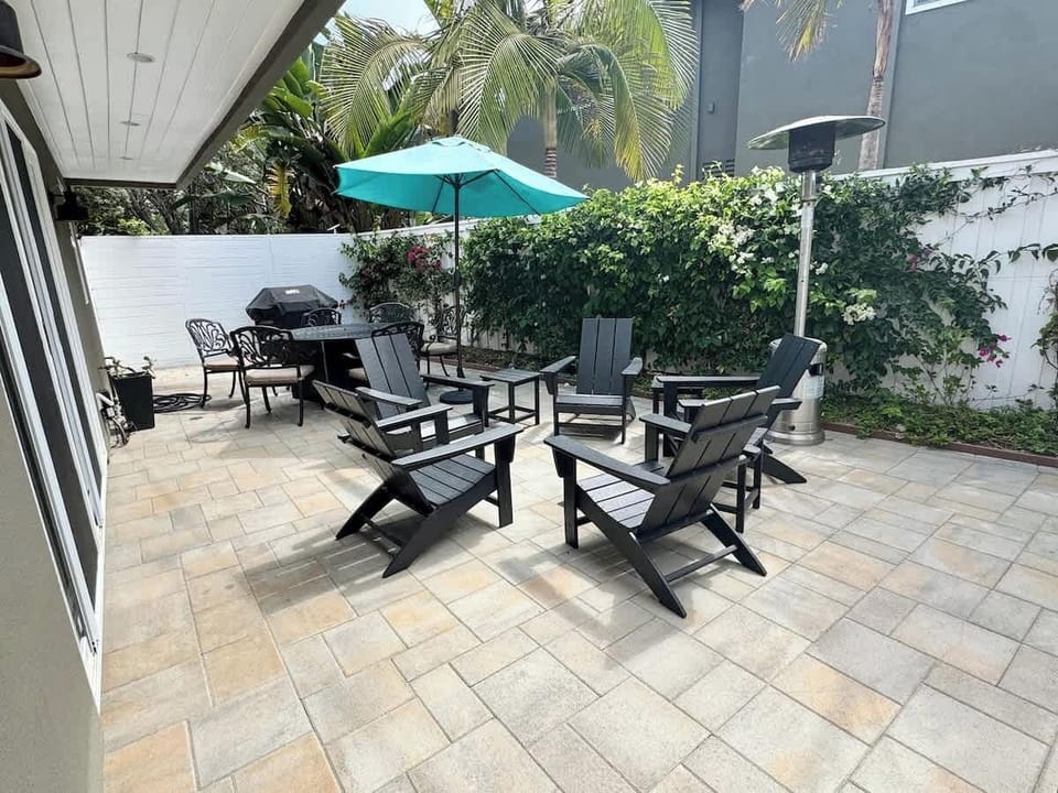 400 SQ FT LARGE PRIVATE REAR COURTYARD