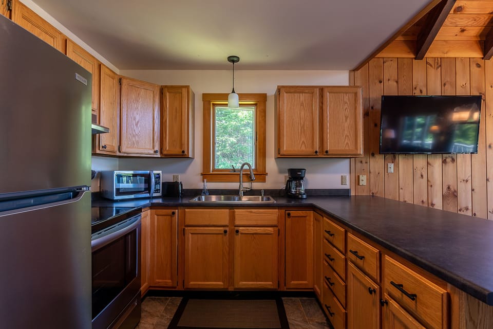 Kitchen includes all possible amenities plus a breakfast bar for 4.
