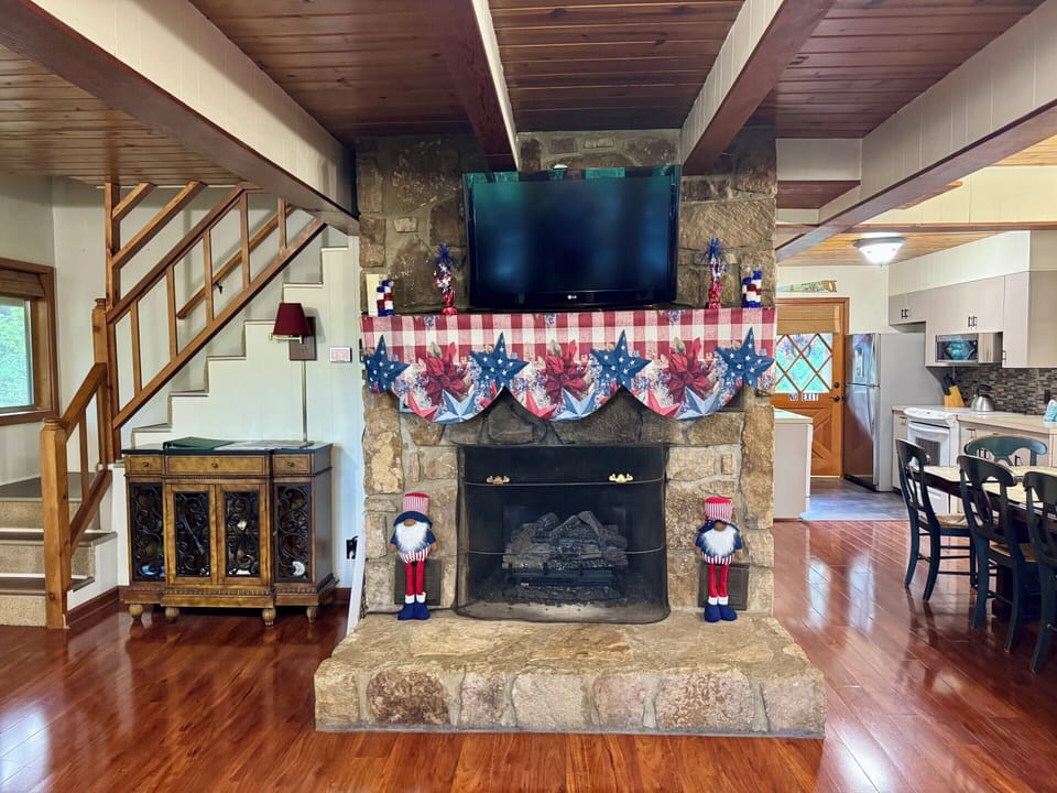 SUMMER FAMILY ROOM WITH ROKU