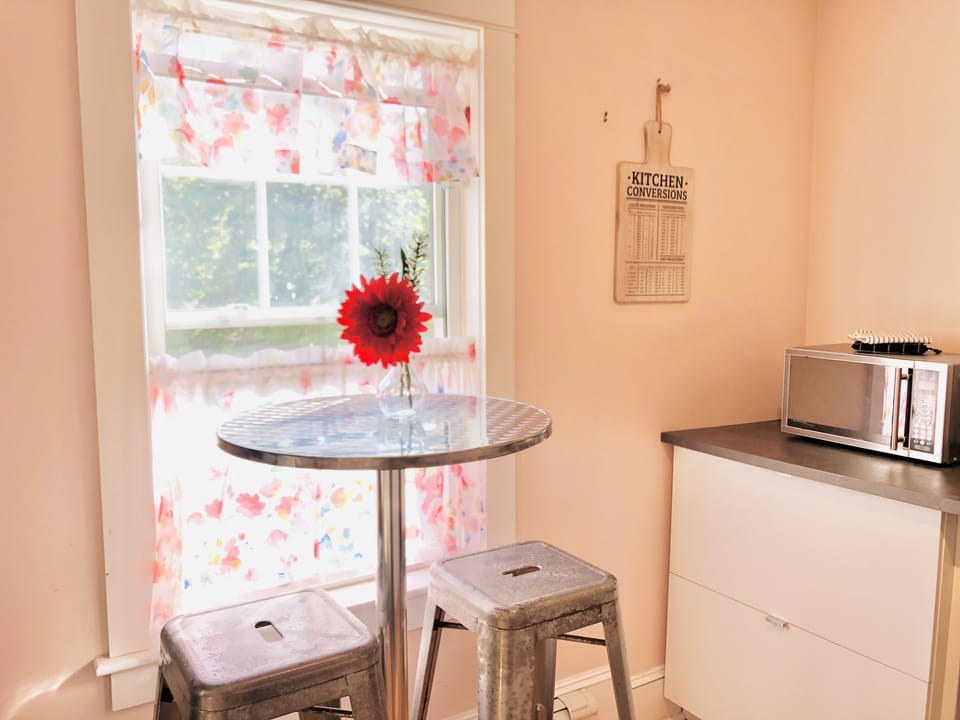 Sunny breakfast bar to enjoy a morning coffee or tea.