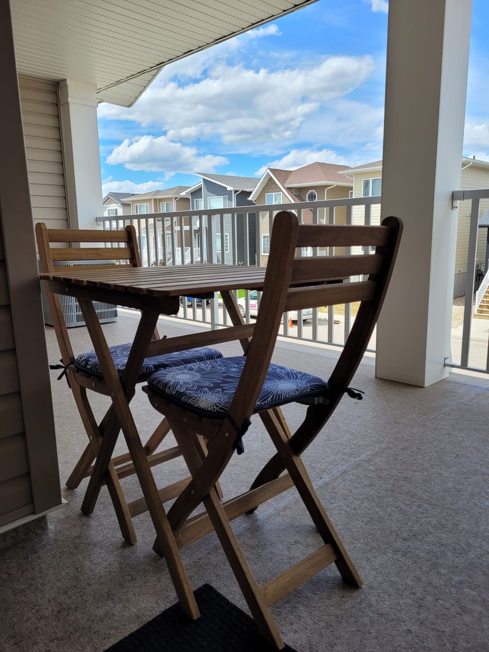 Balcony with 3-piece bistro set and a wonderful view for cloud and sunset gazing