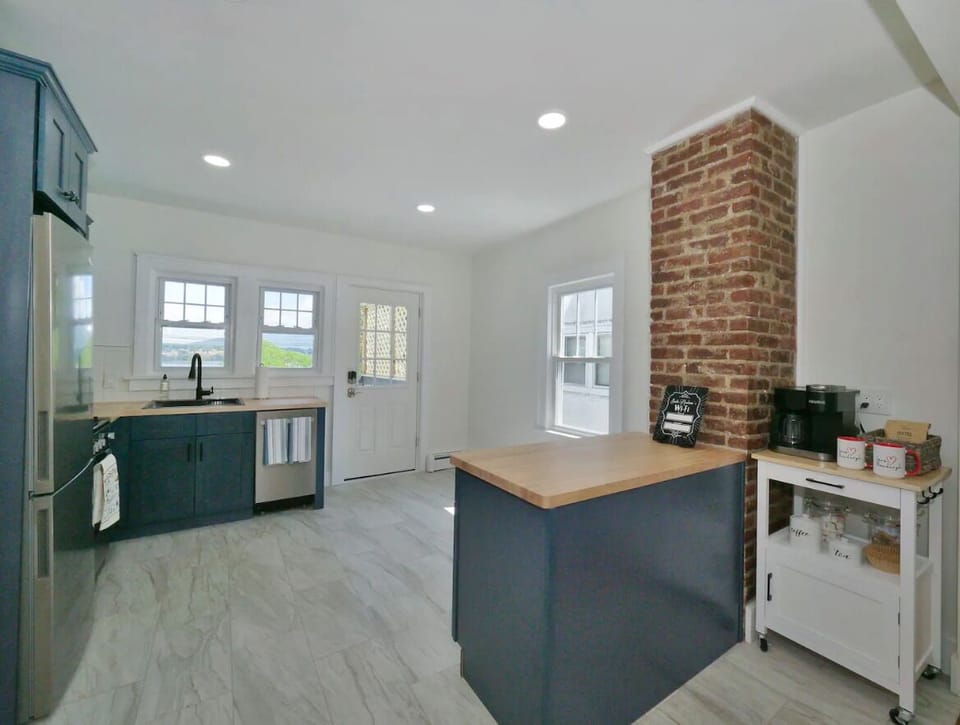 Newly updated, fully-equipped kitchen