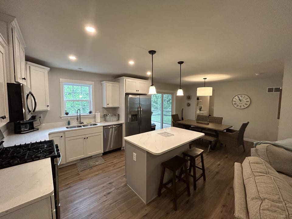 Kitchen and dining area. 
