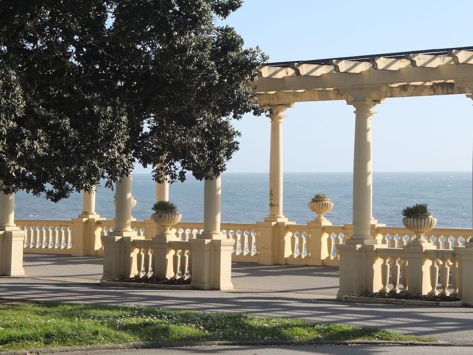 Sea front (3mn walk)