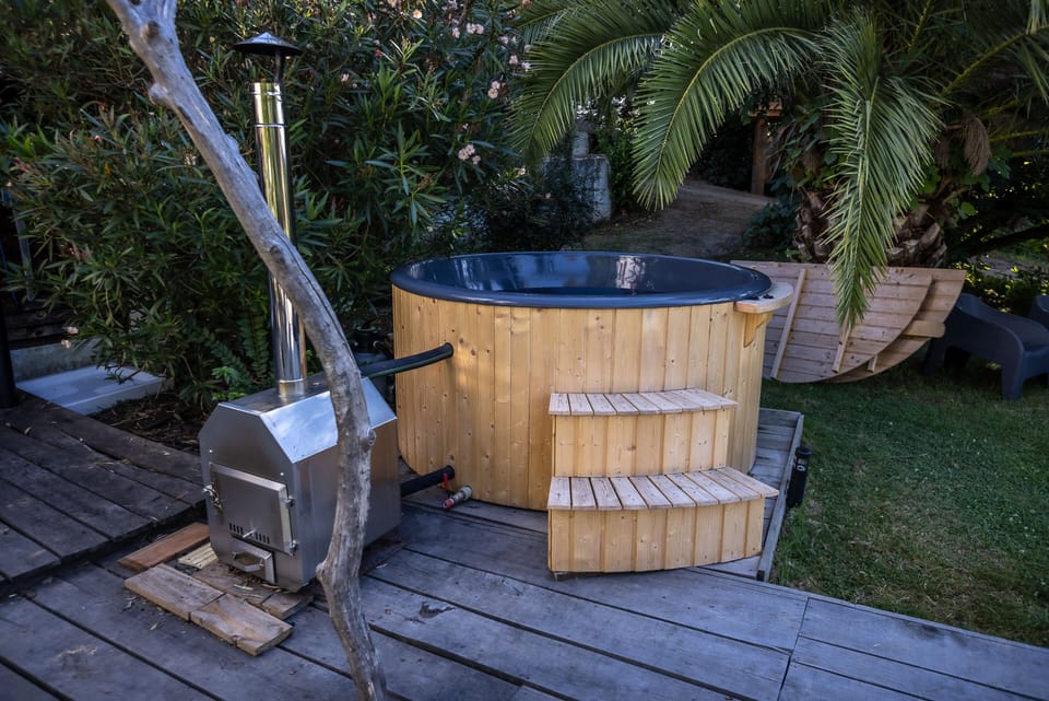 Outdoor spa tub