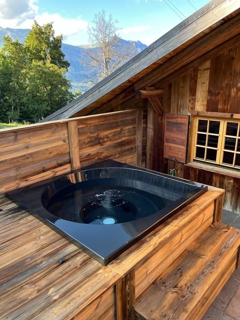 Outdoor spa tub