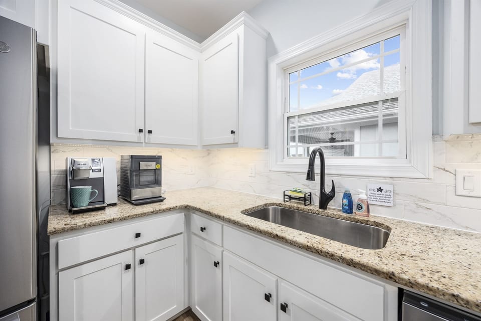 With a spacious sink and an additional ice maker, for those hot summer days.. y9ou'll love all this spacious kitchen has to offer.