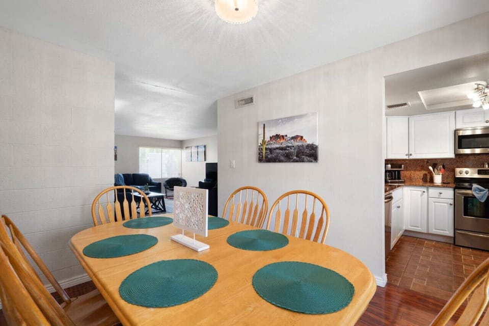 Dining for 6—add table leafs to host a big holiday meal!
