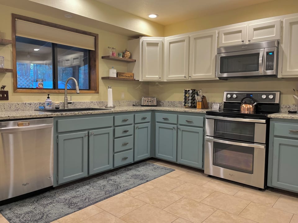 Upgraded kitchen fully stocked