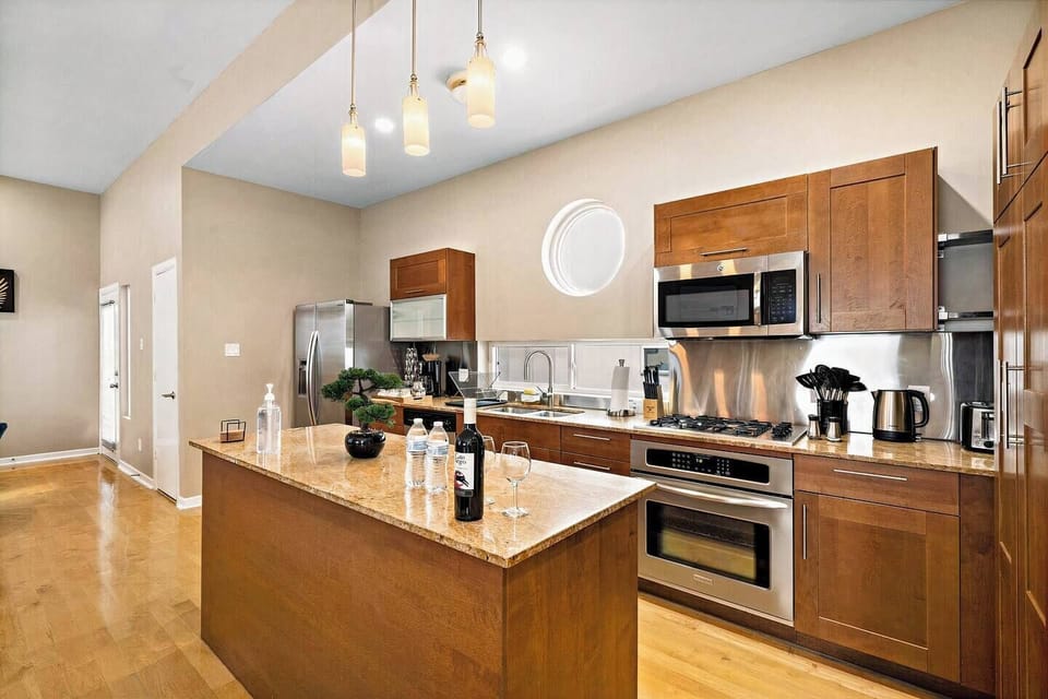 Fully equipped kitchen with high quality granite countertops