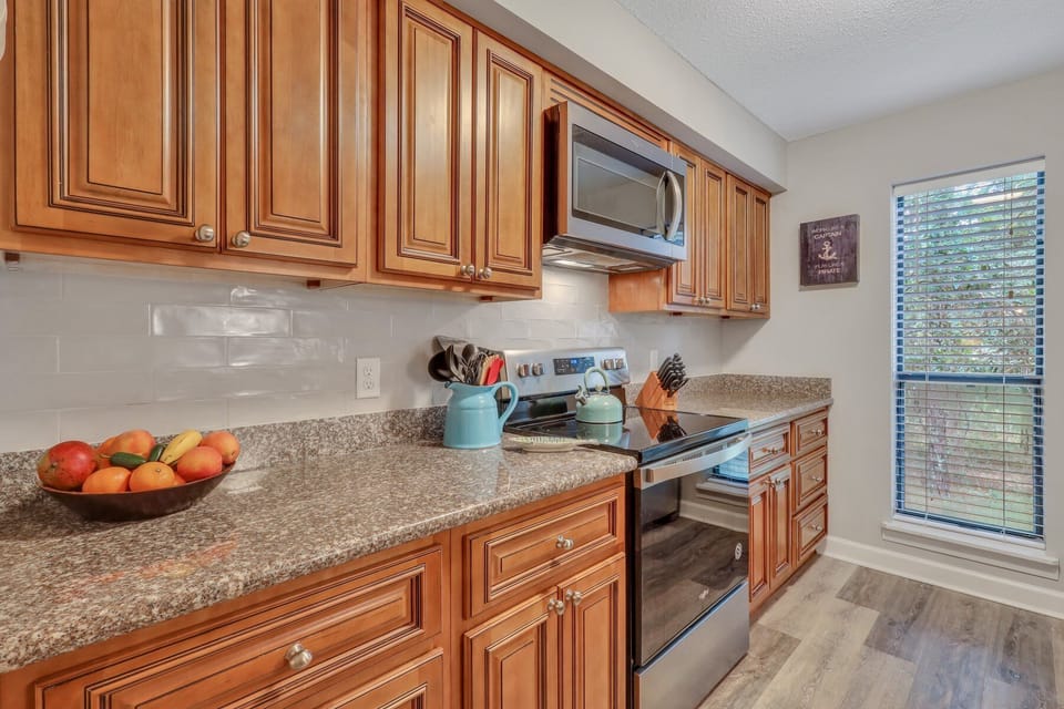 Lots of counter space, new pots/pans, silverware, dishes and more. Fully stocked
