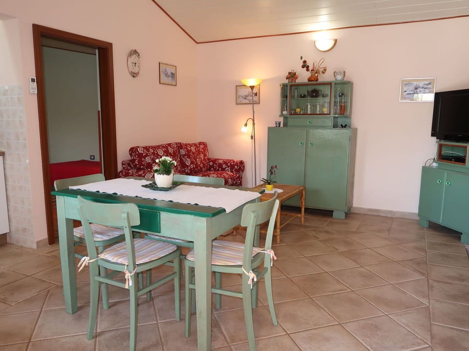 Table, Furniture, Interior Design, Floor, Chair, Flooring, Wood, Real Estate, Door, Houseplant