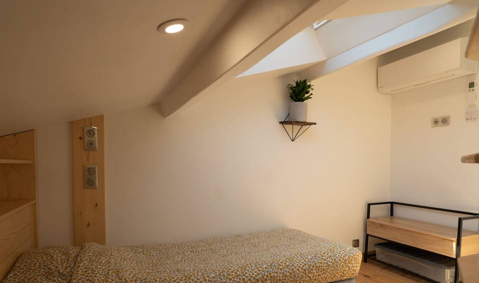 Air-conditioned room upstairs with 2 single beds
