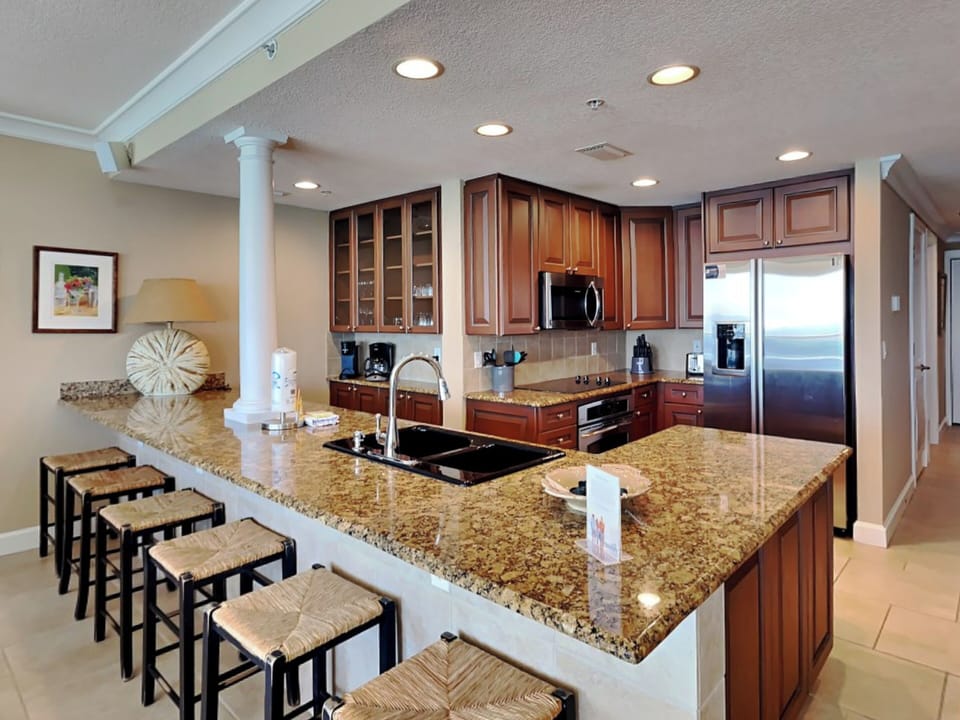 Kitchen with Breakfast Bar
