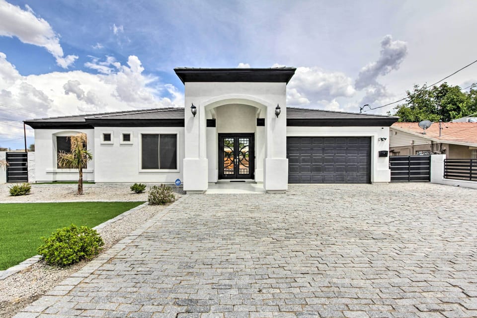 Home Exterior | Putting Green | Gazebo | Step-Free Access