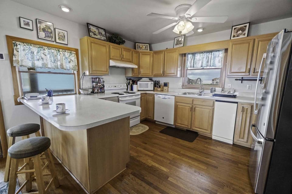 Surf-or-Sound-Realty-1051-Eleftheria-Kitchen
