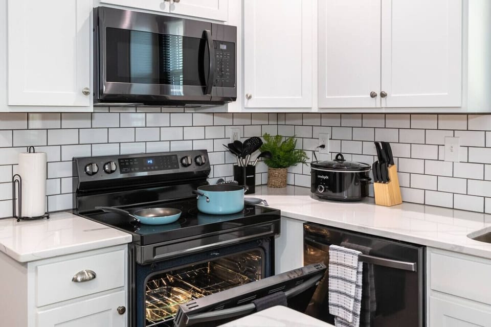 Fully equipped kitchen with cookware/utensils