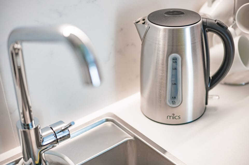 Kettle - for boiling water fast.
