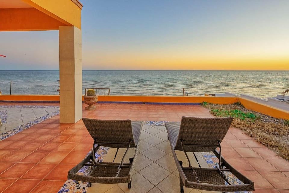 best sunset views with relazing lounge chairs.