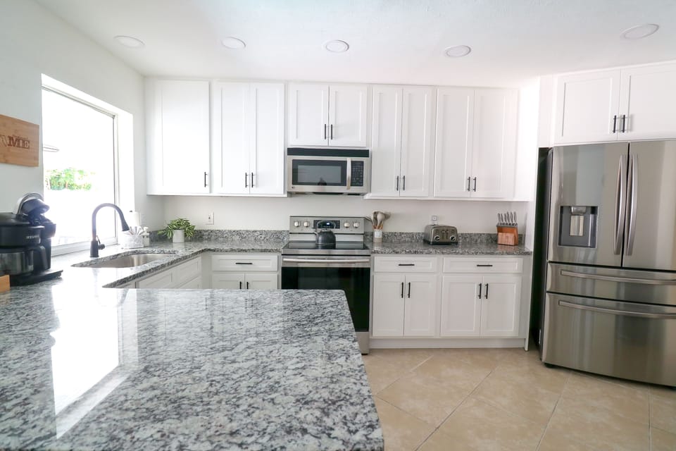 Fully stocked kitchen!