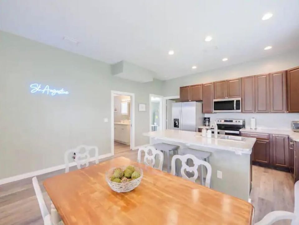 Dining area next to the kitchen.