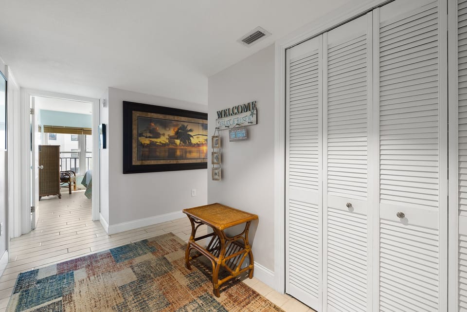 Left to 2ndBA/3rdBR, ahead to 2ndBR, right down long hall to 1stBR & living area