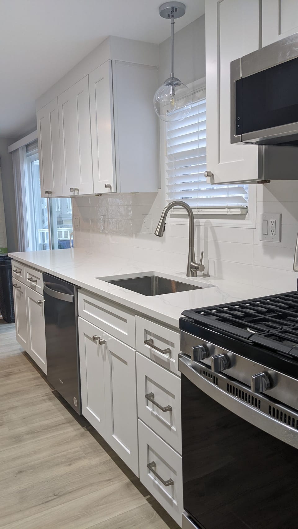 Newly remodeled kitchen completely outfitted with everything you need! 