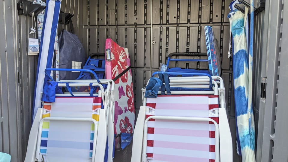 beach gear provided for guests' use (shared with upstairs unit) 