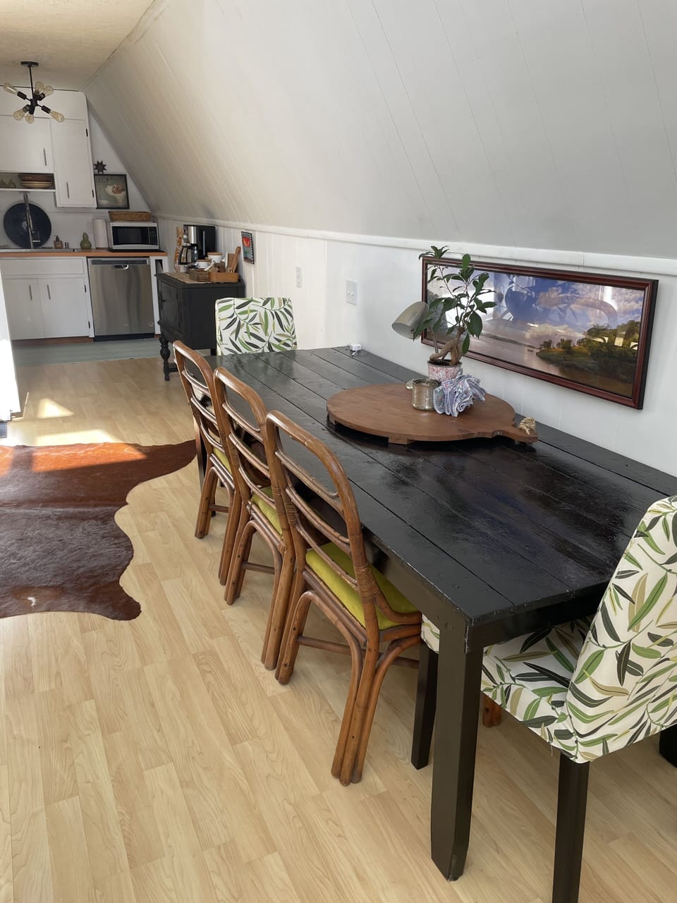 Dining area. Seating for six. 