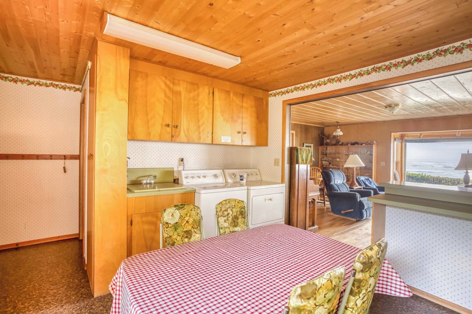Kitchen with Washer/Dryer