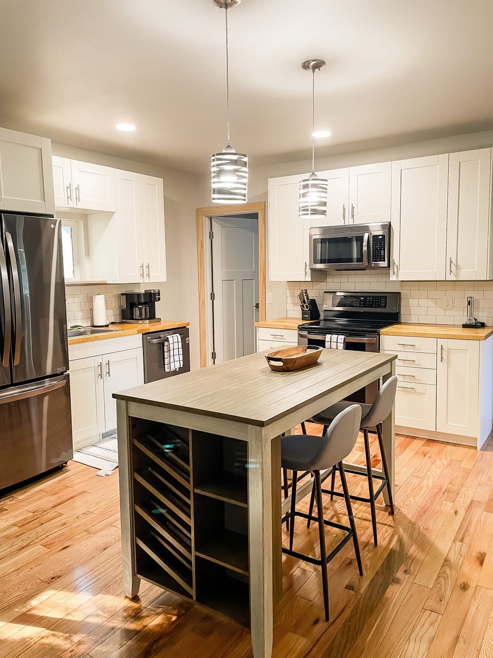 Fully stocked kitchen & barstool seating at the island.