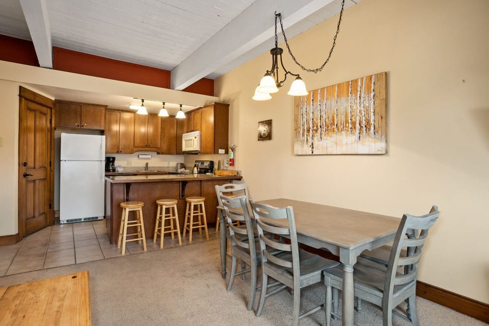 Kitchen/Dining Area