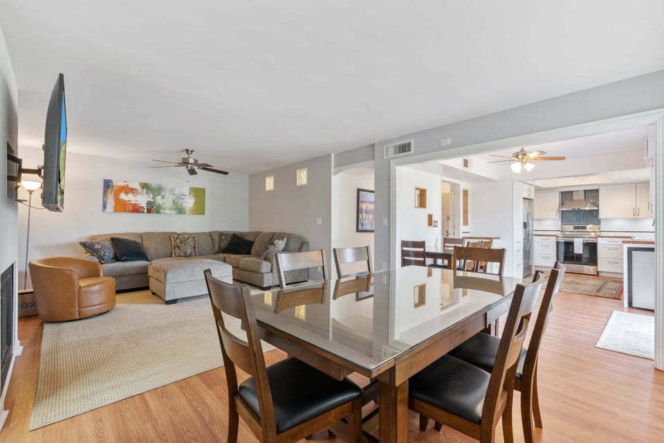 Relax in this open floorpan living space, with two indoor dining areas, and another one outdoors so you have options!