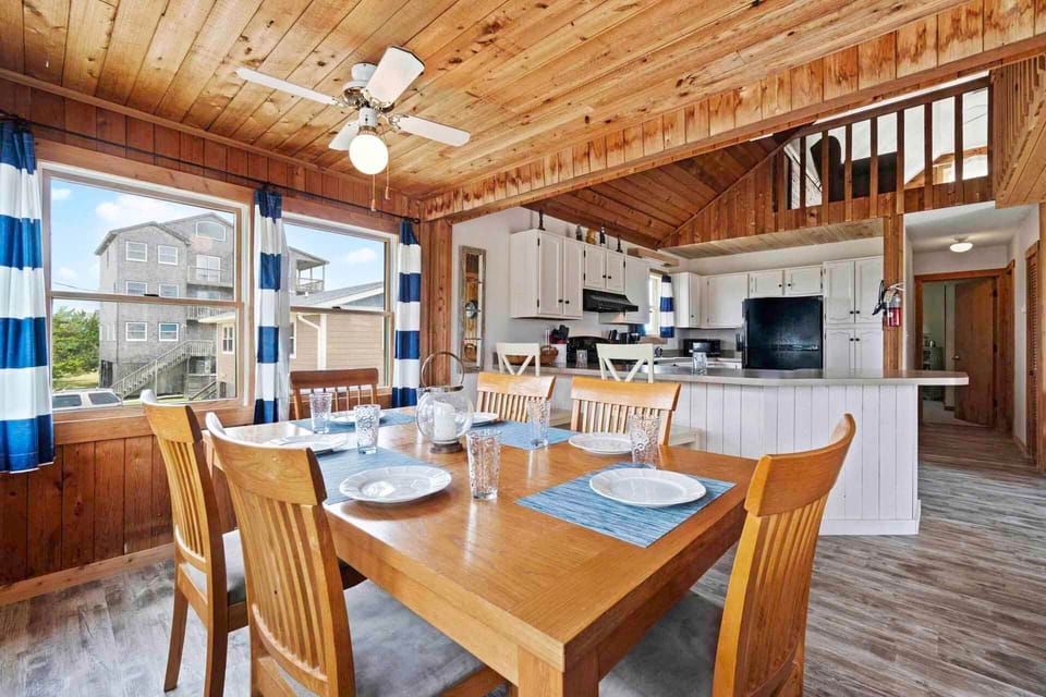 Surf-or-Sound-Realty-1053-Russell's-Landing-Dining-Area-4