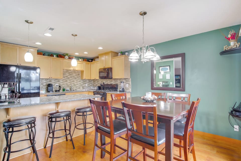 Dining Area & Kitchen | Dishware & Flatware Provided