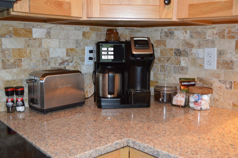 Coffee maker for drip coffee or pods
