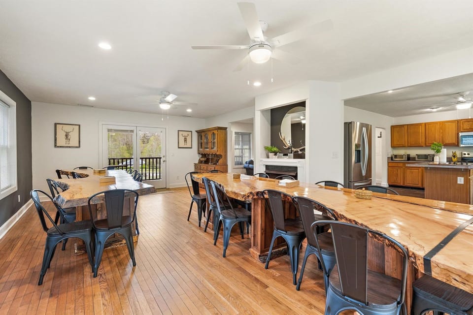 Another look at the dining room.  A bluetooth stereo allows you to stream music to the dining room.